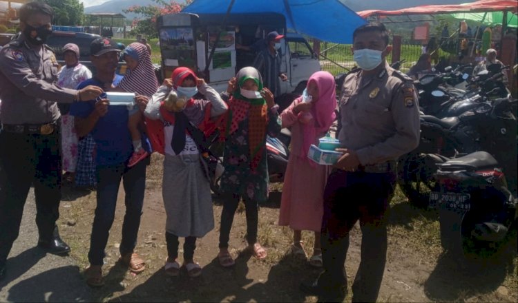 Kepolisian saat membagikan masker para pengunjung di Wisata Danau Picung/RMOLBengkulu