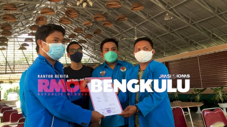 Penyerahan SK Plt DPD KNPI Kota Bengkulu/RMOLBengkulu