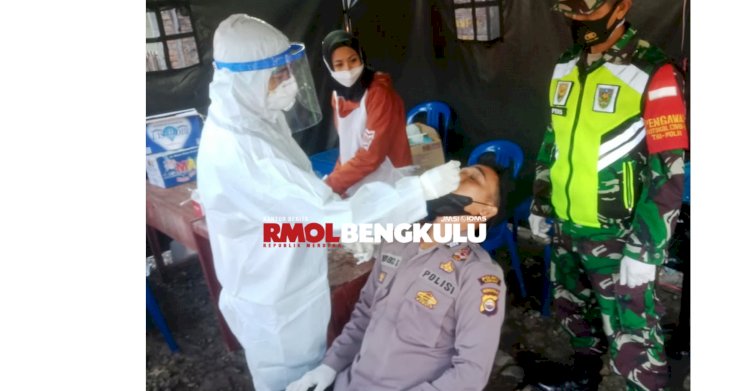Petugas posko tetap diambil swab antigen di posko penyekatan Curup-Lebong/RMOLBengkulu
