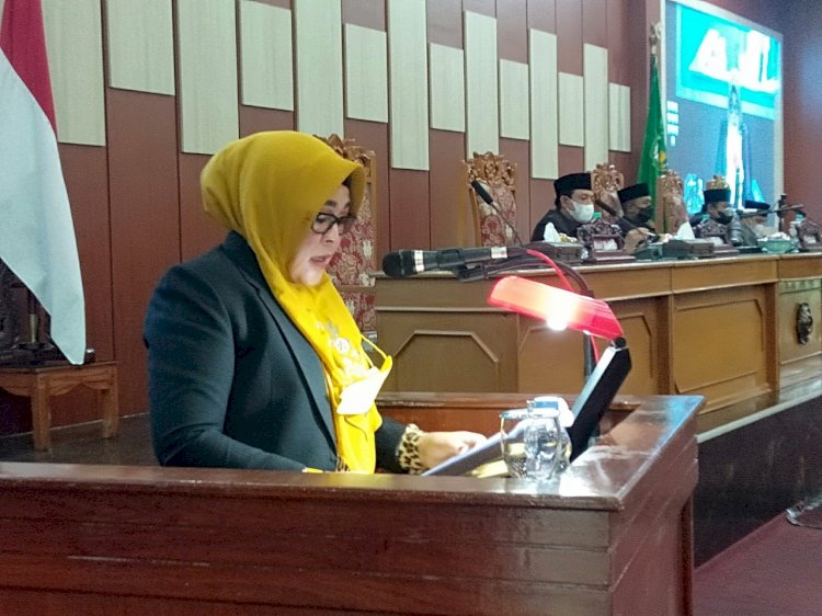 Ketua Fraksi Golkar, Mardensi Saat Membacakan Pandangan Fraksi Terhadap RAPBD-P Kota Bengkulu Tahun 2021/RMOLBengkulu