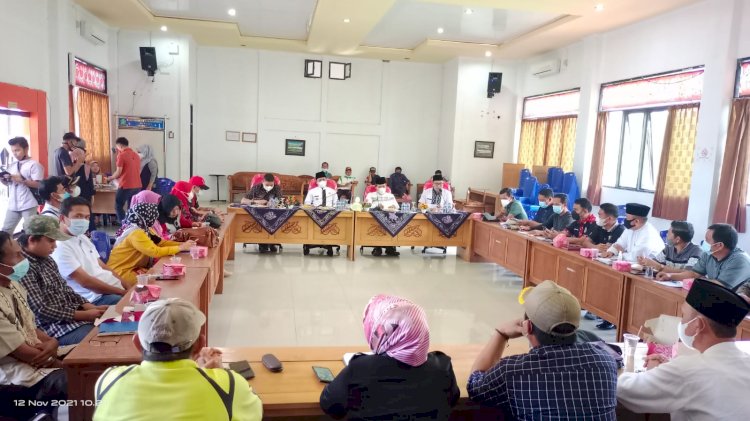 Rapat pembahasan tindak lanjut pengunduran diri panitia pemilihan kepala desa (Pilkades) di Aula Bappeda Lebong, Jum'at (12/11) siang/RMOLBengkulu