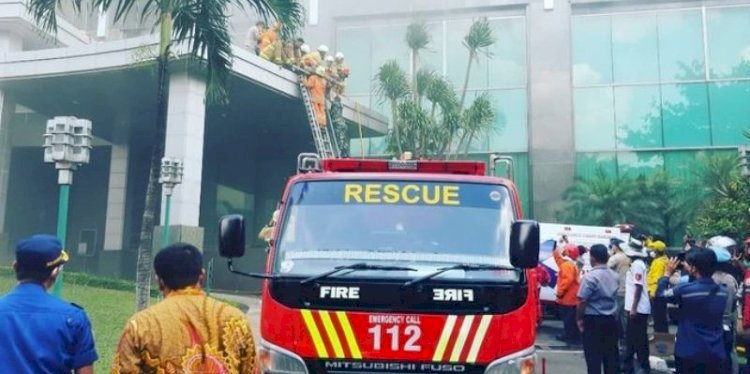 Kebakaran di Gedung Cyber, Kuningan Barat, Jakarta Selatan pada Kamis (2/12)/Net