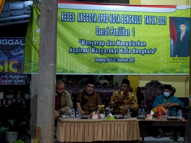 Anggota Komisi II DPRD Kota, Sutardi (batik kuning) Saat Menjaring Aspirasi Masyarakat/RMOLBengkulu