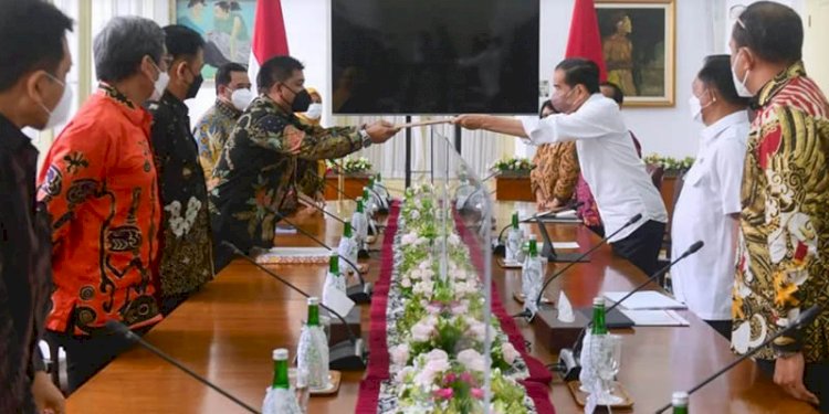 Tim seleksi calon anggota Komisi Pemilihan Umum (KPU) dan Badan Pengawas Pemilu (Bawaslu) saat bertemu Presiden Joko Widodo/Ist