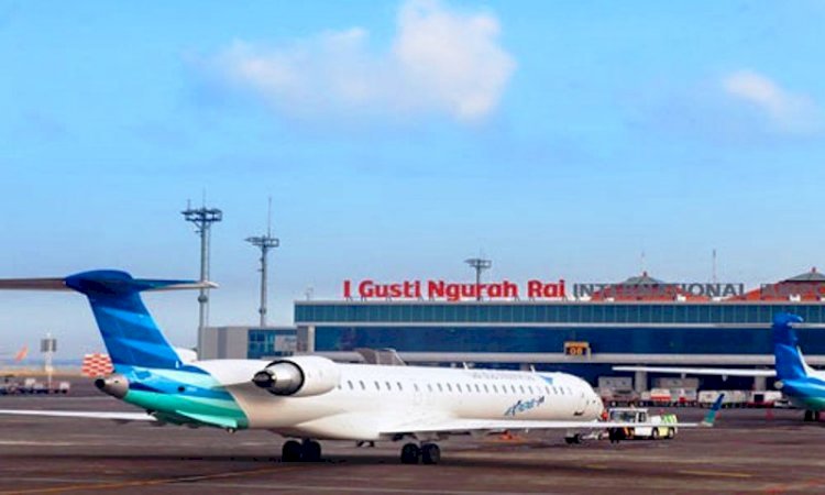 Pesawat Garuda Indonesia di apron Bandara I Gusti Ngurah Rai, Bali