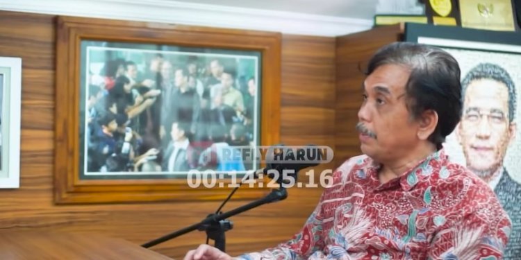  Aktivis Koalisi Aksi Menyelamatkan Indonesia (KAMI), Syahganda Nainggolan saat berbincang dengan Refly Harun di akun YouTube Refly Harun, Selasa (22/2)/Net