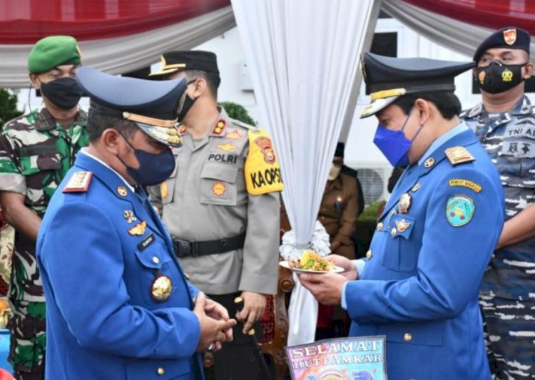 Wakil Walikota Bengkulu, Dedy Wahyudi Saat Menyerahkan Tumpeng Pada Peringatan HUT Damkar Ke-103 Kepada Kepala Dinas Damkar, Yuliansyah/Net