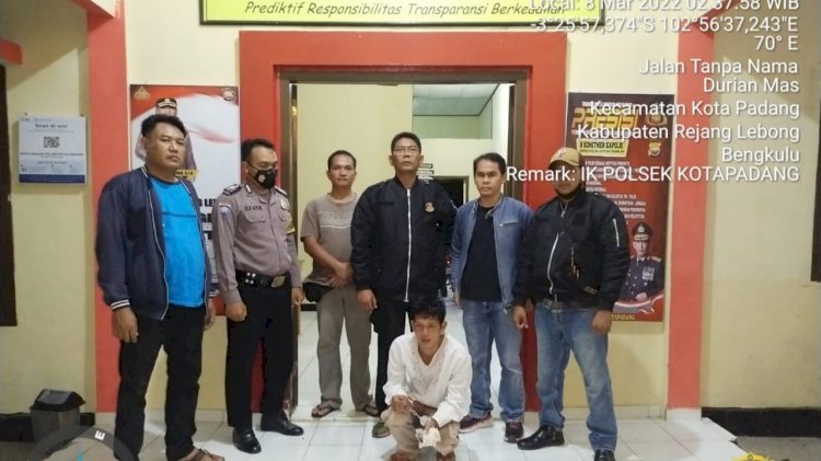 Kapolsek Kota Padang Iptu M Zuhdi beserta personil saat mengamankan pelaku/Ist