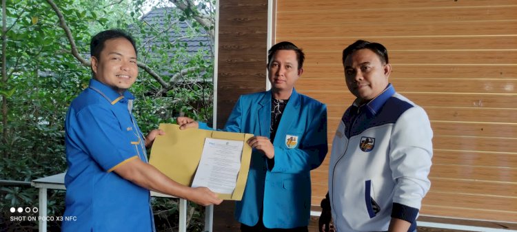Saat Ketua KNPI Seluma menerima SK