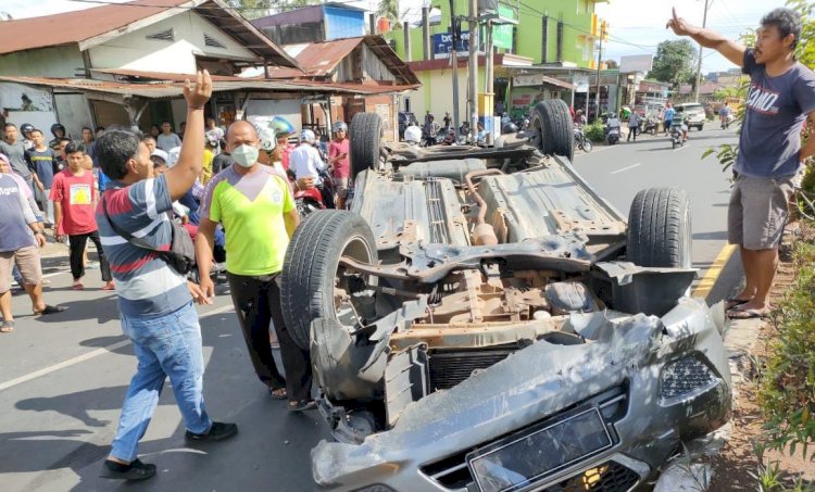 Tampak mobil Datsun go terbalik usai kecelakaan tersebut/ist