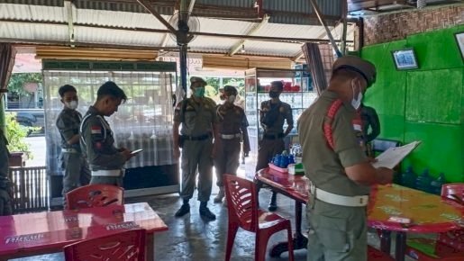 Nampak Personel Satpol PP Kota Bengkulu Merazia Warung Makan Yang Tidak Menggunakan Penutup Saat Ramadhan/RMOLBengkulu