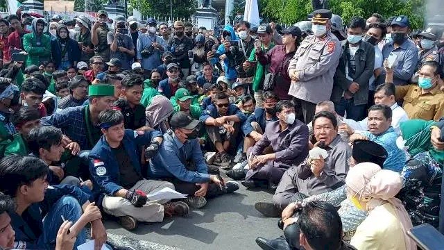 Nampak Beberapa Anggota DPRD Provinsi Bengkulu Saat Menemui Massa Aksi/RMOLBengkulu