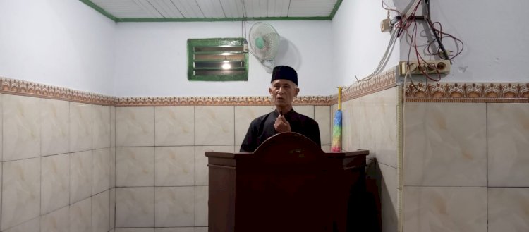 Imam Masjid Amaliyah Desa Batu Bandung Wahanuddin, saat memberikan ceramah singkatnya/RMOLBengkulu