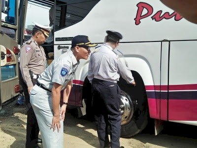Nampak Petugas Dishub dan Kepolisian Memeriksa Kelayakan Suku Cadang Armada Bus/Net