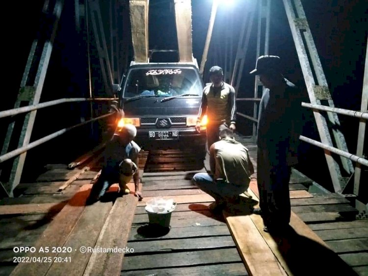 Perbaikan jembatan di desa Lubuk Sanai dilakukan oleh Dinas PUPR hingga malam hari/RMOLBengkulu