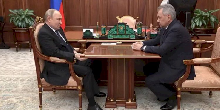 Presiden Rusia Vladimir Putin terlihat mencengkeram meja saat bertemu Menteri Pertahanan Rusia Sergei Shoigu, Kamis (21/4)/Net