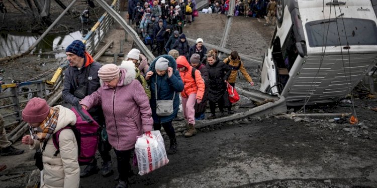 Proses evakuasi warga sipil Ukraina dari zona pertempuran/AP