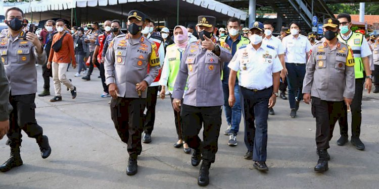 Kapolri Jenderal Listyo Sigit Prabowo saat meninjau Pelabuhan Merak, Banten, Sabtu (30/4)/Ist