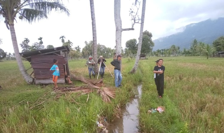 Pegawai Disperkan Lebong saat survei calon lokasi pembangunan irigasi di Desa Talang Liak 2/RMOLBengkulu