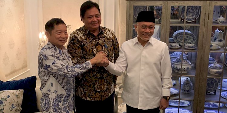 Ketua Umum PPP Suharso Monoarfa, Ketua Umum Golkar Airlangga Hartarto, dan Ketua Umum PAN Zulkifli Hasan berjabat tangan/Net