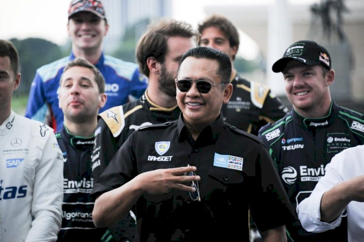 Ketua MPR RI sekaligus Ketua Umum Ikatan Motor Indonesia (IMI) Bambang Soesatyo saat menghadiri 'Meet and Greet' dengan para pembalap Formula E, di Kawasan Monas, Jakarta, Kamis (2/6)/Ist