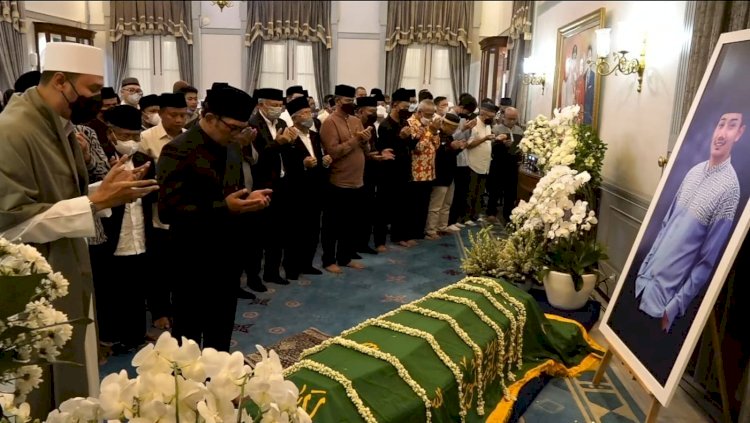 Ridwan Kamil saat memimpin salat jenazah di Gedung Pakuan/Repro