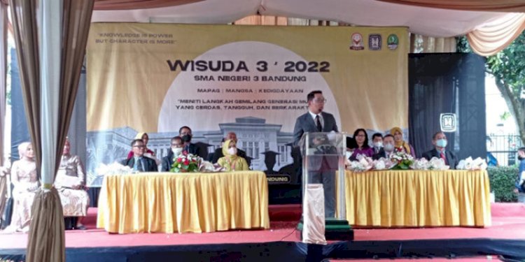 Gubernur Jabar, Ridwan Kamil saat memberikan pesan kepada wisudawan SMAN 3 Kota Bandung/RMOLJabar