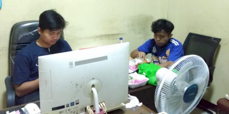 Pelaku rudapaksa (kanan kemeja biru) saat jalani pemeriksaan di Polres Pandeglang/RMOLJakarta