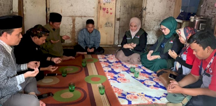 Pimpinan Baznas Jabar bersama perwakilan JNE Cabang Bandung saat menyambangi rumah Fazar/Ist