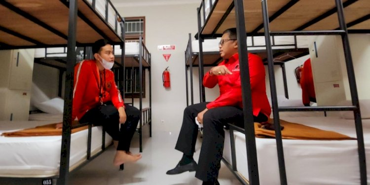 Sekjen PDIP, Hasto Kristiyanto dan Walikota Solo, Gibran Rakabuming Raka saat berada di bangsal Sekolah Partai PDIP, Lenteng Agung, Jakarta Selatan/Ist