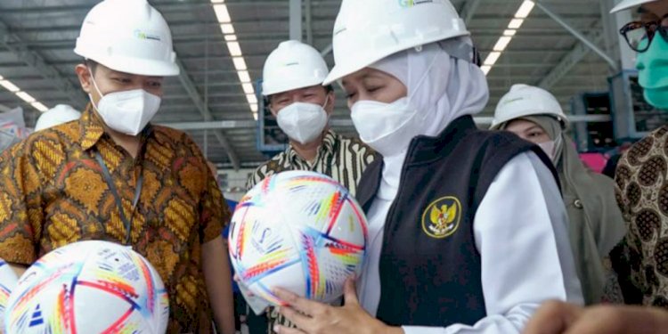 Gubernur Jawa Timur Khofifah Indar Parawansa saat melepas 50 ribu buah bola resmi Piala Dunia 2022 ke lima negara, Kamis (16/6)/Ist