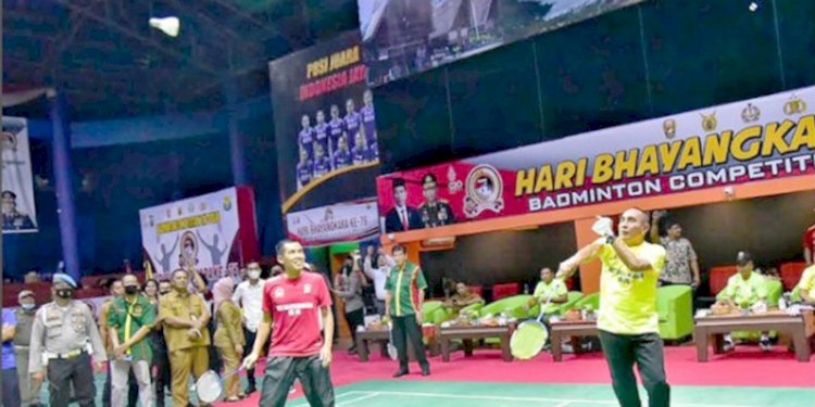 Gubernur Sumut Edy Rahmayadi berpasangan dengan Joko Suprianto saat membuka badminton competition/Ist