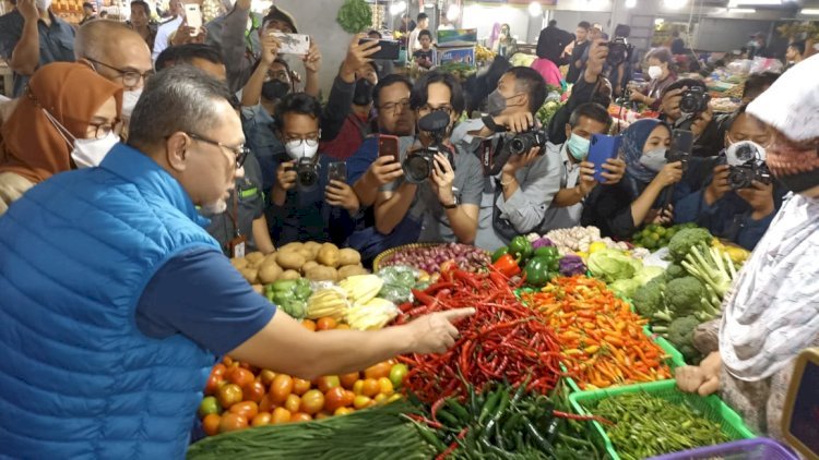 Mendag Zulkifli Hasan saat sidak di Pasar Kosambi Kota Bandung/RMOLJabar