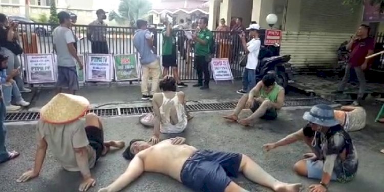 Aksi teatrikal menolak rencana konversi Kebun Teh ke Kebun Sawit di depan Kantor PTPN IV Medan/RMOLSumut