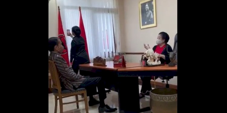Momen Ketua DPP PDIP, Puan Maharani asyik merekam percakapan Presiden Joko Widodo dan Megawati Soekarnoputri/Repro