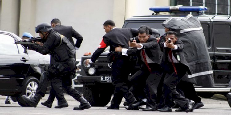 Simulasi personel Paspampres saat melindungi Presiden dari ancaman/Net