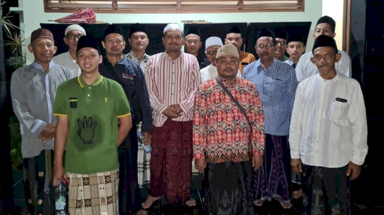 Ketua PCNU, Gus Makki (sarung merah) dalam sebuah pertemuan membahas kasus dugaan asusila di ponpes/ist