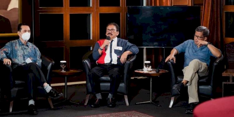 Wartawan senior Ilham Bintang (tengah) saat berbicara di acara ILC/Net