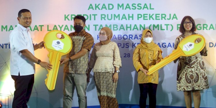 Direktur Assets Management Bank BTN Elisabeth Novie Riswanti (paling kanan) dan Direktur Keuangan BP JAMSOSTEK, Asep Rahmat Suwandha (paling kiri) saat Akad Massal Kredit Rumah Pekerja di Perumahan Rajeg Terrace Green Residence, Tangerang, Banten/Ist