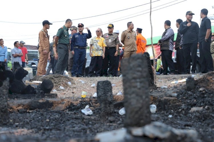 Pj Bupati Muba Apriyadi didampingi Dandim 0401 Muba, Letkol ARM Dede Sudrajat meninjau lokasi kebakaran yang diakibatkan meledaknya mobil pengangkut minyak ilegal. (Ist/rmolsumsel.id)