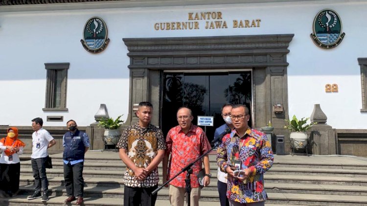 Kepala Disperindag Jabar, Iendra Sofyan (kanan) di Gedung Sate/RMOLJabar