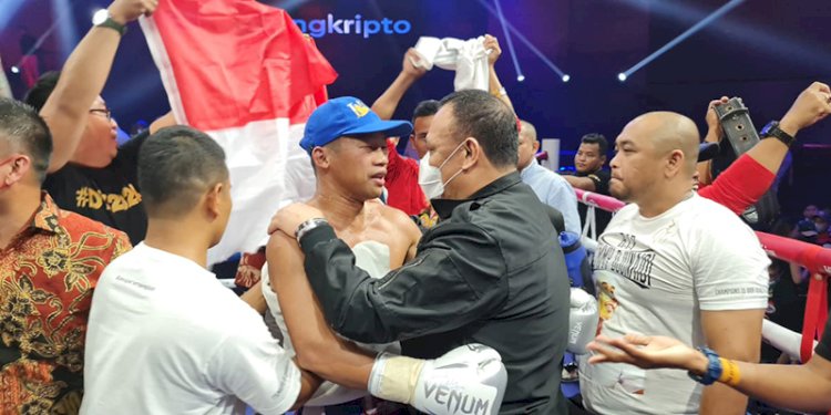 Ketua KPK RI Firli Bahuri naik ke atas ring usai Daud Yordan mengalahkan petinju Thailand Panya Uthok dalam gelaran 