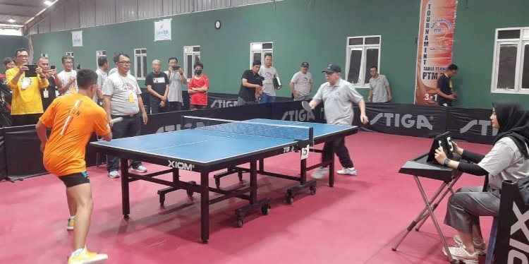 Pembina PTM 31 Faisol Djausal melawan Atlet Tenis Meja Nasional Yon Margiyono/ Ist