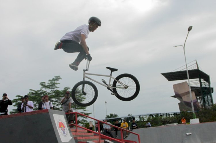 Aksi salah satu peserta FORNAS VI cabang olahraga BMX yang berlangsung di Venue Skatepark JSC (Humaidy Kennedy)