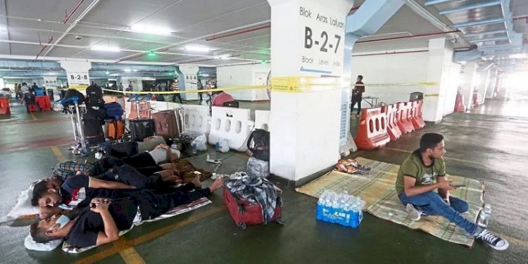 Tempat parkir di Bandara Internasional Kuala Lumpur, Malaysia disulap menjadi tempat tidur bagi migran yang berusaha kembali ke negara-negaranya/Net