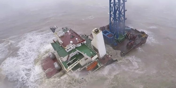 kapal terbelah usai dihantam badai di laut china. (ist/net)
