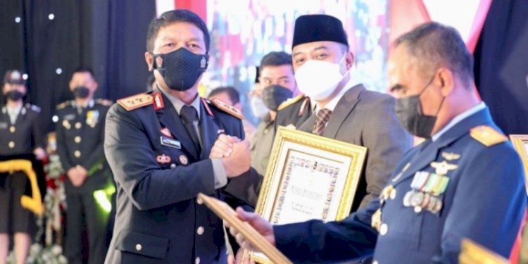 Walikota Eri menerima penghargaan Tan Hana Dharma Mangrva dari Kapolda Jawa Timur Irjen Pol Nico Afinta/ist