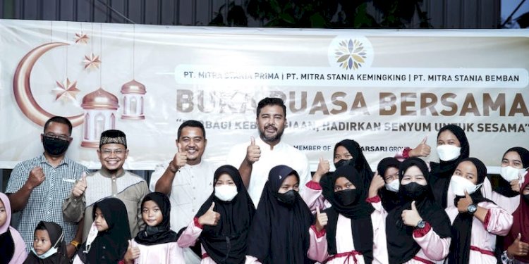 PT MSP dan MSK saat memberi bantuan ke masyarakat sekitar di Babel/Net