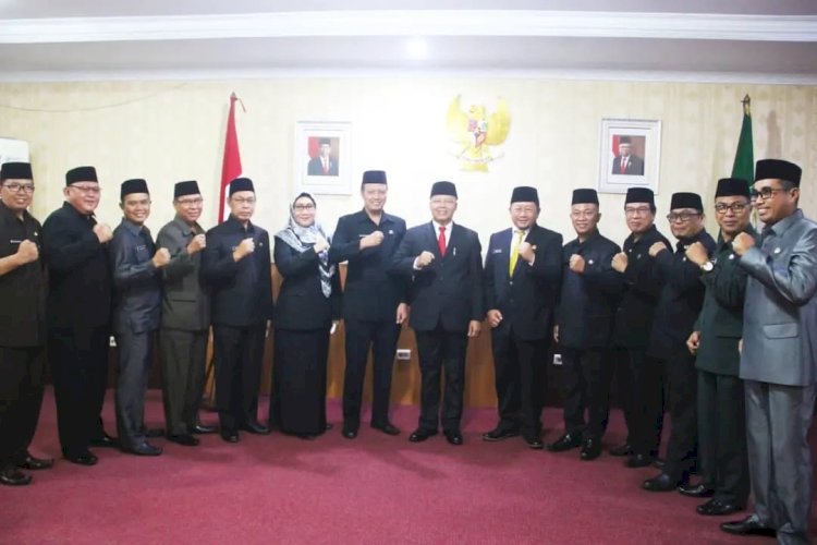 Gubernur Bengkulu Rohidin Mersyah resmi melantik Fachriza sebagai Penjabat Sekretaris Daerah (Sekda) Provinsi Bengkulu, di Ruang VIP Pola Provinsi Bengkulu, Rabu (13/07)/MC 