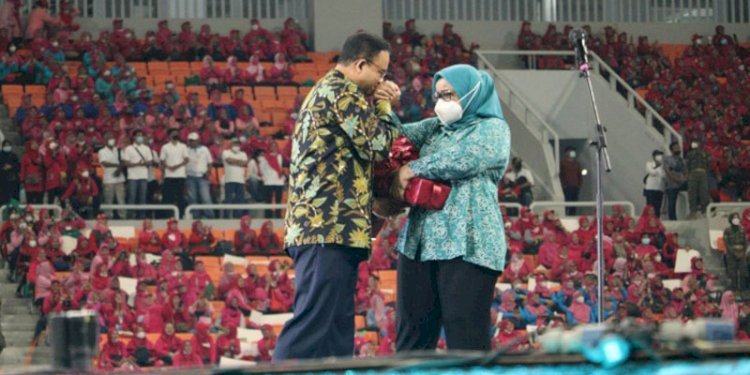 Momen saat Gubernur DKI Jakarta Anies Baswedan mencium tangan istrinya, Fery Farhati, di depan puluhan ribu kader PKK di Jakarta International Stadium (JIS), Jakarta Utara, Sabtu (16/7)/Ist